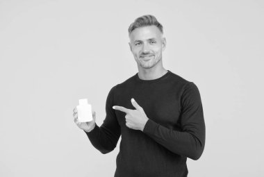 Saçını şekillendirmek basit olmalı. Mutlu adam sarı arka planı işaret ediyor. Şampuanlama ve kondisyon. Kuaför salonu. Berber dükkanı. Erkekler tımar ediliyor. İlk önceliğin saç bakımı olmalı.