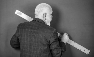 Matematikte ne kadar başarılı. Farklı konuları ve disiplinleri araştırın. Erkek öğretmen, karatahta geçmişi. Olgun bir öğretim üyesi bilgilerini paylaşır. Kök bilgi. Bilgi kavramı. Soruşturma ve araştırma