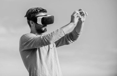 Sanal gerçeklik gözlükleri. Tasarımcı ya da mühendis. 3D nesneler tasarlamak. Eğitici fütüristik program. Siber uzay. Sanal gerçeklik. Oyun online. Kablosuz sanal gerçeklik gözlüklü adam. Artırılmış gerçeklik