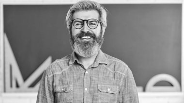 Yetenekli pedagog. Özel ders. Okula dönelim. Erkek öğretmen okul projelerine rehberlik ediyor. Modern bilim okulu. Matematik dersi. Üniversitede okuyorum. Gözlüklü, olgun sakallı öğretmen. Eğitim kavramı