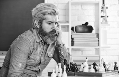 Satrancın yararlılığı. Olgun bir adam entelektüel oyun oynuyor. Akıllı adam satranç oynar. Satranç taşlı satranç tahtası. Turnuva stratejisi Okul panosu eğlencesi. Öğretmen antrenman dersi alıyor. eğitim kavramı