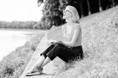 Okumak benim hobim. Yaz çalışması. Parkta kitap okuyan bir kadın. İlginç bir hikaye. Rahatla ve yeni bilgiler al. Açık havada kitap okuyan kız öğrenci. Roman yazarından esinlendim. Ders çalışmak ve kitap okumak hoşunuza gider.