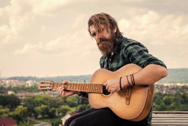 Ünlü ol. Gitar çalan vahşi beyaz adam. Country müziği. Sakallı adam şarkı söylüyor. Yakışıklı şarkıcı ve gitarist. Akustik gitarist. Sakallı olgun hippi müzisyen.