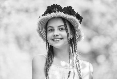 Kafamda canlandı. Hasır şapkalı mutlu genç kız. çocukluk mutluluğu. yaz tatili.