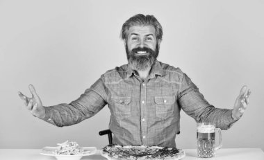 İtalyan yemeği. Patates kızartması Barda bira içip pizza yiyen bir adam. - Şerefe. Televizyonda futbol izliyordum. Amerikan fast food 'u. Bira ve pizzalı mutlu sakallı adam.