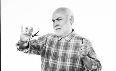 Beş dakika içinde hazır olacağım. Tıraş bıçağı alet çantası. Beyaz sakallı, olgun bir adam. Tıraşsız yaşlı adamın bıyığı ve sakalı var. Makas kes ve saç fırçala. berber dükkanı konsepti