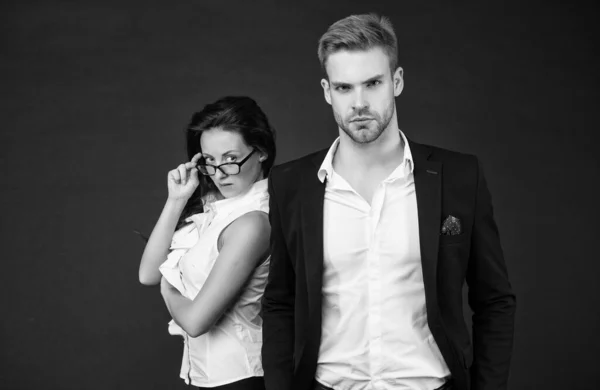 Profissional casal de mulher sexy e bonito homem no formal desgaste escuro fundo, moda — Fotografia de Stock