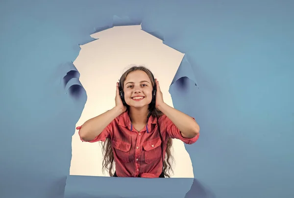 Es demasiado ruidoso. niño adolescente escuchar música. Niño escuchando ebook. concepto de elearning. educación en línea con dispositivos modernos. las chicas usan auriculares. sonido de buena calidad. vivir en la era digital —  Fotos de Stock