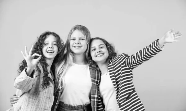 Good vibes. Real friendship. Group girls. Female friendship. Sisterhood and family. Best friends. Back to school. Happy childhood. Cheerful small kids. Togetherness and unity. Goods for girls — Stock Photo, Image