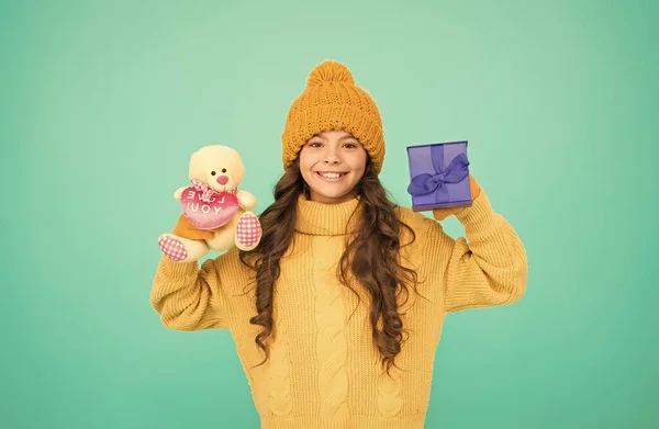 Verrassing en leuk cadeau. December verkoop. Schattig teddybeer speeltje. Dank u wel. Een geschenkdoos voor kinderen. Wintertraditie. Vier je verjaardag. Hij houdt van verjaardagscadeau. Dankbaar zijn voor het goede cadeau — Stockfoto