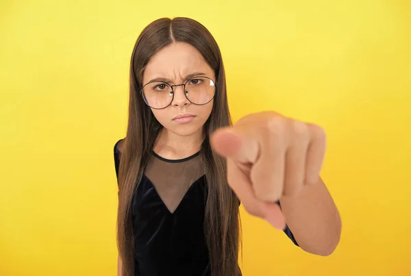 Серьезная девушка-подросток в очках из-за плохого зрения и указывать пальцем на камеру, избирательный фокус, настроение — стоковое фото