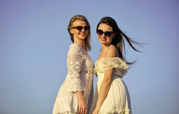 Hermandad y comunidad femenina. Amistad femenina. Poder femenino. Moda de verano. Encuentra la fuerza interior de la mujer. Armonía y equilibrio. Concepto de psicología. Hermosas mujeres en el día soleado azul cielo fondo —  Fotos de Stock