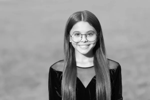 Gelukkig klein meisje met lang brunette haar dragen mode bril met schoonheid kijken zonnig zomer buiten, accessoire — Stockfoto