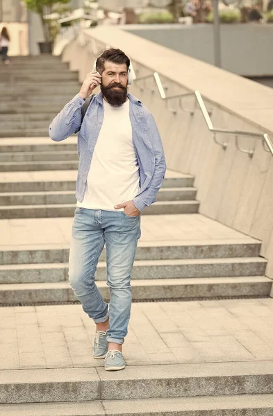 Sac à Dos Pour Les Voyages Et La Vie Urbaine Hipster Portant Un Sac à Dos  Dans Un Style Décontracté En Plein Air Urbain Homme Barbu Voyageant Avec Un  Sac à Dos