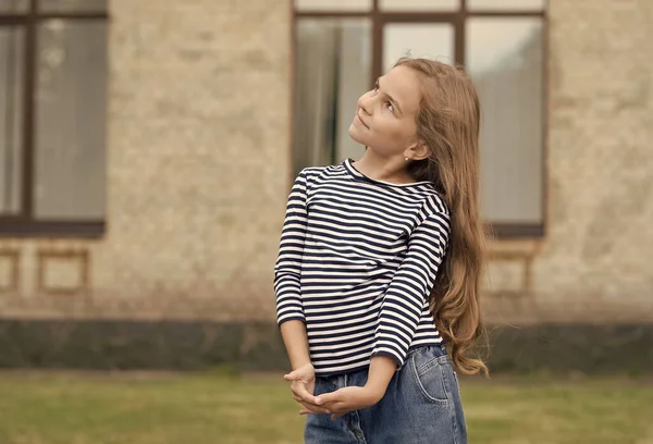 Criança pequena bonito com longo cabelo loiro desgaste casual moda estilo verão urbano ao ar livre, fashionista, espaço de cópia — Fotografia de Stock