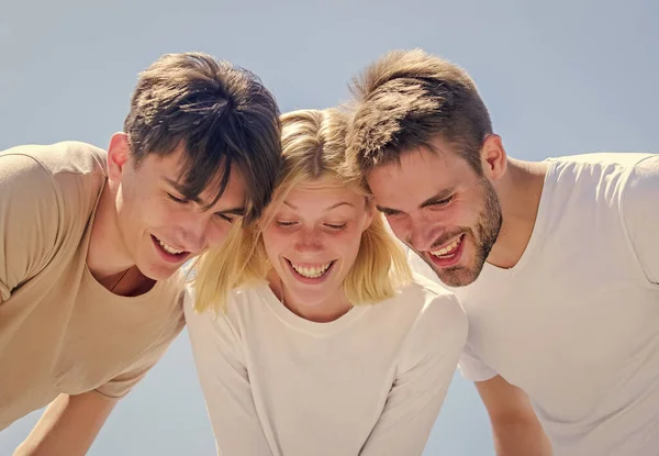 Olha para isto. Jovens despreocupados saem juntos. Vê uma coisa adorável. Felicidade. As pessoas do grupo olham para baixo. Mulher e homens fundo céu feliz. Felicidade na unidade. Mente aberta para a felicidade — Fotografia de Stock