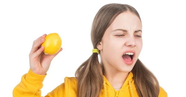 Citrusfélék. organikus friss citrom. egészséges életet. gyerek arckifejezés. boldog tini lány citrommal — Stock Fotó