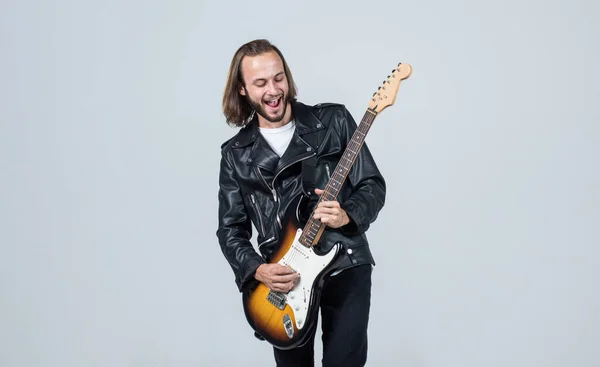 Homem cabelo longo tocar guitarra elétrica. estilo rock. músico guitarrista. — Fotografia de Stock