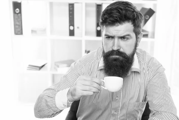 Somnoliento hipster medio despierto beber taza de café en el lugar de trabajo, cafeína — Foto de Stock