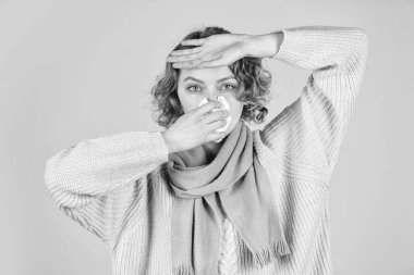 Soğuk algınlığı olan kadın. Hastalık enfeksiyonu. Bulaşıcı solunum yolu hastalığı. Coronavirus, Çin virüsü. Salgın hastalık salgını. NCoV virüsü. kadın sağlığı kavramı