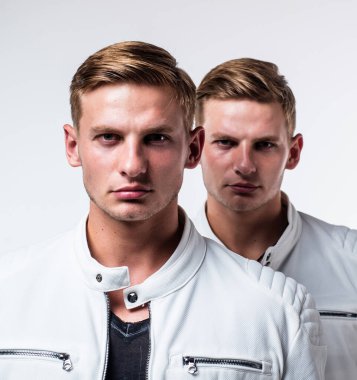 Benzer görünüş. Aile ve arkadaşlık. Erkek arkadaş. İki kuzen. Genç kendine güvenen kardeşler