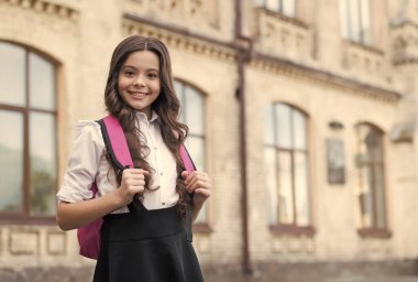 Herkese bedava eğitim. Mutlu çocuk okula gidiyor. 1 Eylül. Resmi okul eğitimi. Zorunlu eğitim. Evde eğitim. Özel ders. Bilgi toplama günü. İlgili ortamda öğrenme, alanı kopyala
