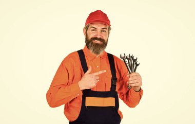 Arabaları tamir ederken ana rol sorunu doğru ve hızlı bir şekilde teşhis etmektir. Anahtar aracı sıkılaştırıcı detayları düzeltiyor. Anahtar gereçleri. Otomotiv Teknisyenleri ve Tamircileri. Adam anahtar aletlerini tutuyor.