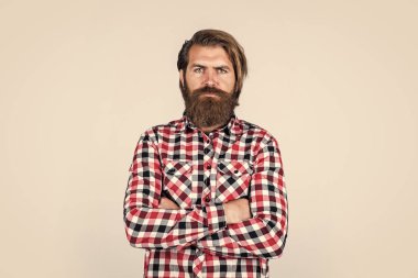 Sakallı, olgun bir hippi. Bıyıklı, vahşi beyaz adam. Sakallı adam kareli gömlek giyer. Kendine güvenen ve yakışıklı vahşi bir adam. Erkek berber bakımı. saç ve sakal bakımı