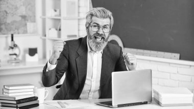 Bilgisayarı ve interneti kullan. Resmi başvuru çevrimiçi. Bilgi toplama günü. Okul ödevi. Okula dönelim. Erkek işçi okulu öğretmeni sınıfta oturur. Yakışıklı hippi olgun akıllı eğitimci.