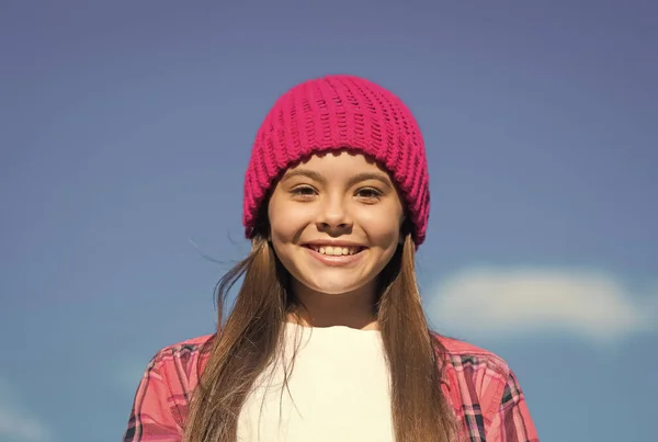 Glückliches kleines Mädchen Kind tragen rosa Hut auf langen Haaren in lässiger Art und Weise lächelt auf sonnigem blauem Himmel, Kindheit — Stockfoto