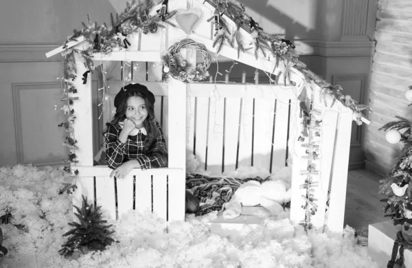 Crăciunul este aici. Copil în beretă franceză. Copilul se bucură de compoziția de Crăciun. O copilărie fericită. Decorați casa cu decor de Crăciun. Sărbătorirea anului nou. Aşteaptă Moş Crăciun. vacanță de iarnă și vacanță — Fotografie, imagine de stoc