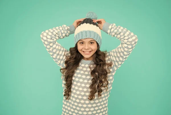 뜨개 질하는 행복 한 십 대 소녀. 아이들의 겨울 패션 스타일이요. 명랑 한 어린이를 위한 뜨개 질 한 옷. — 스톡 사진