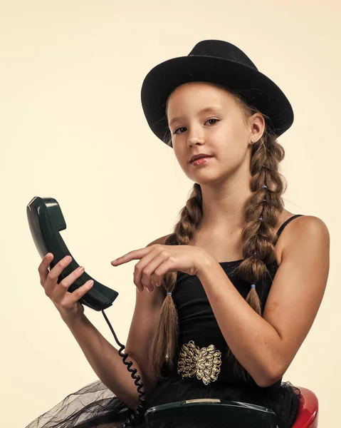 Communicatie. een kind dat een telefoongesprek voert. Gelukkige jeugd. schoonheid en mode. — Stockfoto