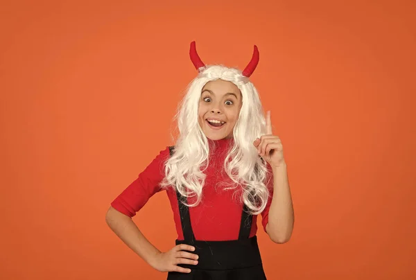 Ispirato adolescente bambino in corna da folletto. Il ragazzo allegro ha un'idea. sentire l'ispirazione. festa in costume di carnevale. Dolcetto o scherzetto. festeggiare le feste. infanzia. felice Halloween diavolo ragazza — Foto Stock