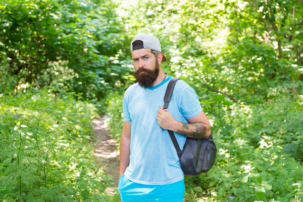 Moda masculina de verano. descanso de verano y actividad. senderismo en el bosque. excursionista. estilo de vida. — Foto de Stock