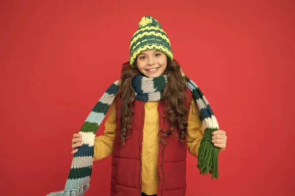 Enfant élégant en tricot soin santé en saison froide, mode d'hiver — Photo