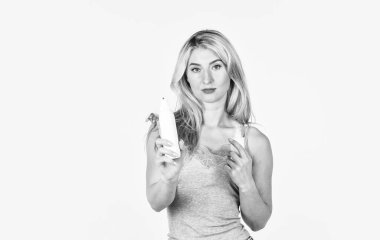 Hijyene iyi gelir. Koronavirüs için önlemler. Covid-19 pandemik karantina. Dezenfektan ya da antiseptik. Sağlığına dikkat et. Ellerini temizle. Kadın el dezenfektanı kullanıyor. daha temiz deterjanlı kız spreyi