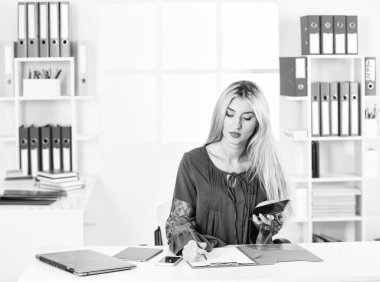 Müdür ya da koordinatör. Kadın kariyer yapıyor. Kontrol benim tutkum. Resepsiyonda resepsiyonist olarak çalışıyorum. Kadın liderliği. Kadın işi işte. Ofisteki kadın. İş kadını ofiste belgelerle çalışıyor.