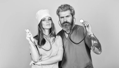 En büyük zenginlik sağlıktır. Steteskoplu hemşire ve doktor. Aile terapisti telefon endoskopu. Tıbbi ekip. Pediatrik sağlık hizmeti. Başarı ve güven için hastanede takım çalışması. meslek hekimi