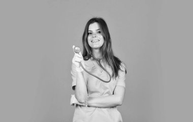 Bu doktora güvenebilirsin. Meslek hekimliği. Steteskoplu doktor. Aile terapisti fonendoskop kullanır. Tıp hemşiresi. Pediatrik sağlık hizmeti. Dokunulmazlık ve sağlık hizmetleri