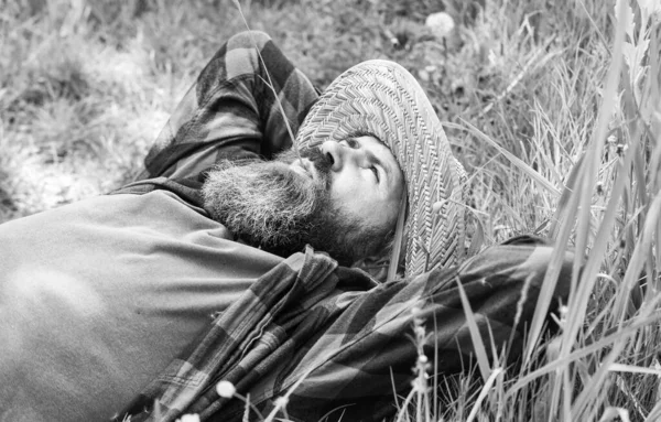 Pensa al verde. proteggere l'ambiente verde. Agricoltore riposo dopo il lavoro quotidiano. Lavoratrice in una fattoria rurale. contadino rilassarsi sull'erba. Il concetto di ecologia. Campo verde in estate. Contadino su prato verde — Foto Stock