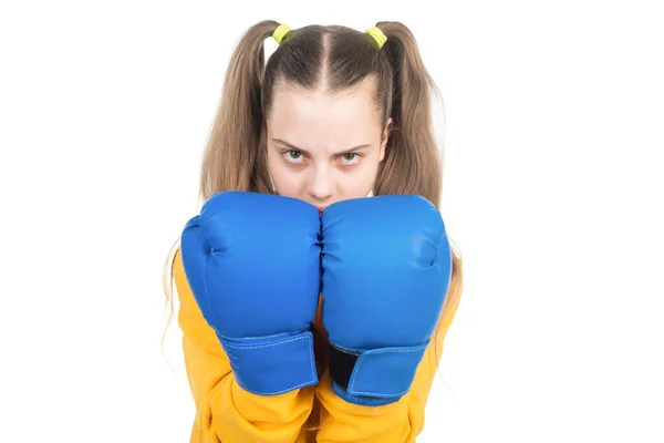 Geconcentreerd kind slaan. vuist om te vechten. Tienermeisje in bokshandschoenen. boze aanval. — Stockfoto