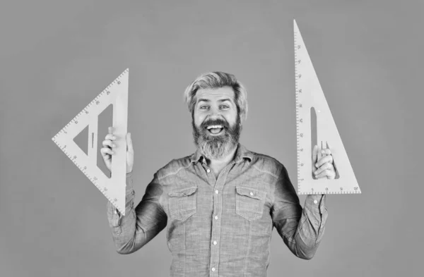 Una elección profesional. tutor barbudo con gobernante. dibujar y medir. de vuelta a la escuela. asignatura y disciplinas favoritas. Educación en la escuela. concepto de aprendizaje en casa. hombre profesor uso triángulo herramienta — Foto de Stock