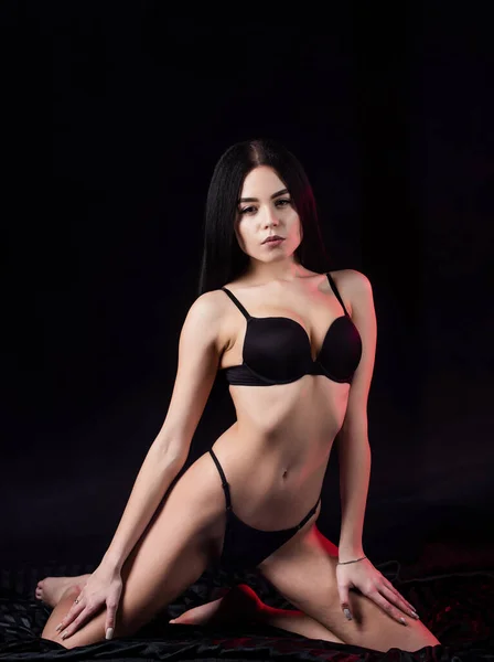 Vraiment sexy. Sexy fille fond sombre. Femme sensuelle en lingerie érotique. Callgirl ou prostituée — Photo