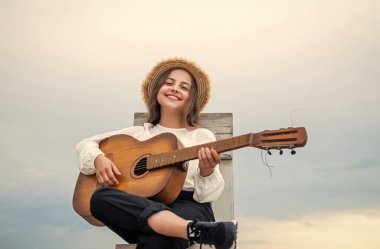 Temel akorlar. Gitar çalıyor. İp enstrümanı çal. Parti veriyoruz. Akustik gitarlı mutlu çocuk. Müzik konsepti. Şarkı söyleyen şarkılar. Yetenekli kız müzisyen. Yaşam Tarzı ve İnsanlar Konsepti