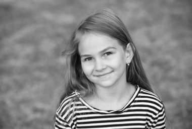 Geleceği beslemek. Mutlu çocuk gülüşü, doğal geçmiş. Küçük kız uzun saç stili giyer. Güzellik salonu. Çocuk bakımı ve çocukluk. Uluslararası Çocuk Günü. 20 Kasım