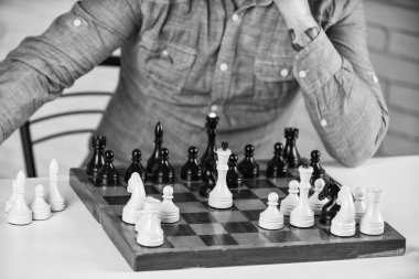 Entellektüel hobi. Tahta satranç tahtasındaki figürler. Bir sonraki adımı düşünüyorum. Geliştirme mantığı. Satranç minyatürdeki hayattır. Satranç dersi. Strateji konsepti. Öğretmenim. Masa oyunu. Satranç oynanıyor