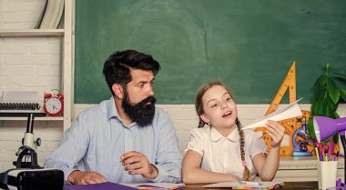 Öğrencilerden oluşan bir topluluk yaratmak. Öğretmen ve okul kızı. Sakallı pedagog ve öğrenci eğleniyor. Etkin bir şekilde büyüyen ve gelişen ilgili öğrenciler. Okul öğrencileri boş vakitlerinde