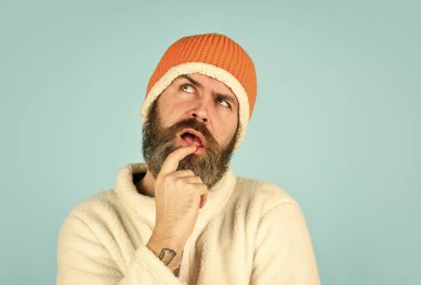 Garip sakallı adam. Olgun bir adam komik kıyafetiyle poz veriyor. Kış şapkalı adam sakalı. Şapka takan trend bir adamın portresi. Erkek kış tarzı. Modern kış örülmüş bere.