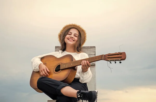 Accords de base. jouant de la guitare. jouer sur instrument à cordes. faire une fête. Joyeux gamin avec guitare acoustique. concept de musique. Chansons. talentueuse musicienne. Mode de vie et concept des personnes — Photo